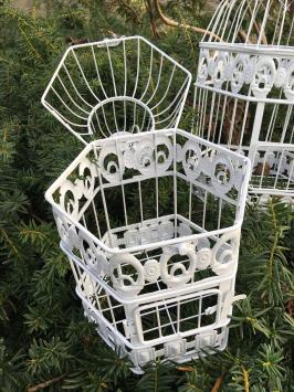 Set mooie 6 kantige wit metalen vogelkooitjes, heel fraai in ontwerp!!